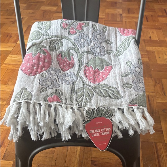 Envogue Dreamy Cotton Gauze Throw Blanket Quilt Strawberry Floral Print 50x60” - Picture 6 of 10